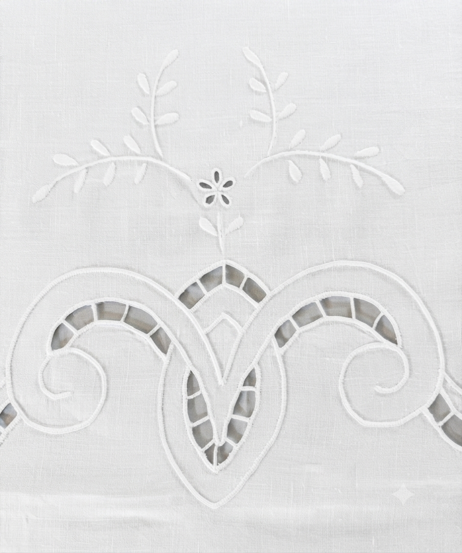 TOVAGLIA RETTANGOLARE MISTO LINO E COTONE BIANCO RICAMO A MANO INTAGLIO CM 165x268 (IL)
