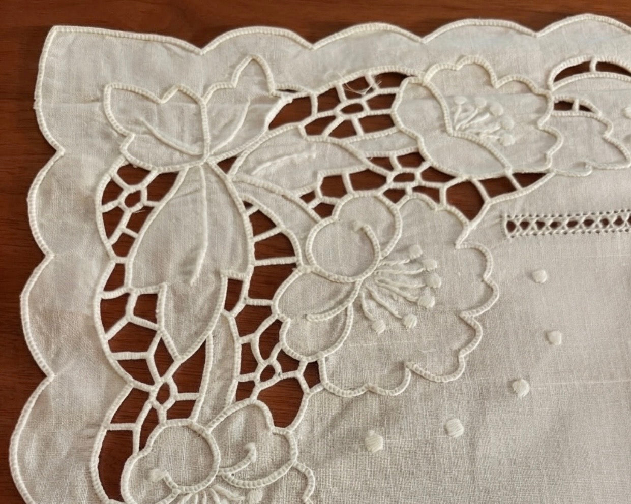 CENTRO TAVOLA PURO LINO BIANCO RICAMO INTAGLIO CM 40x110 
( a.macD )