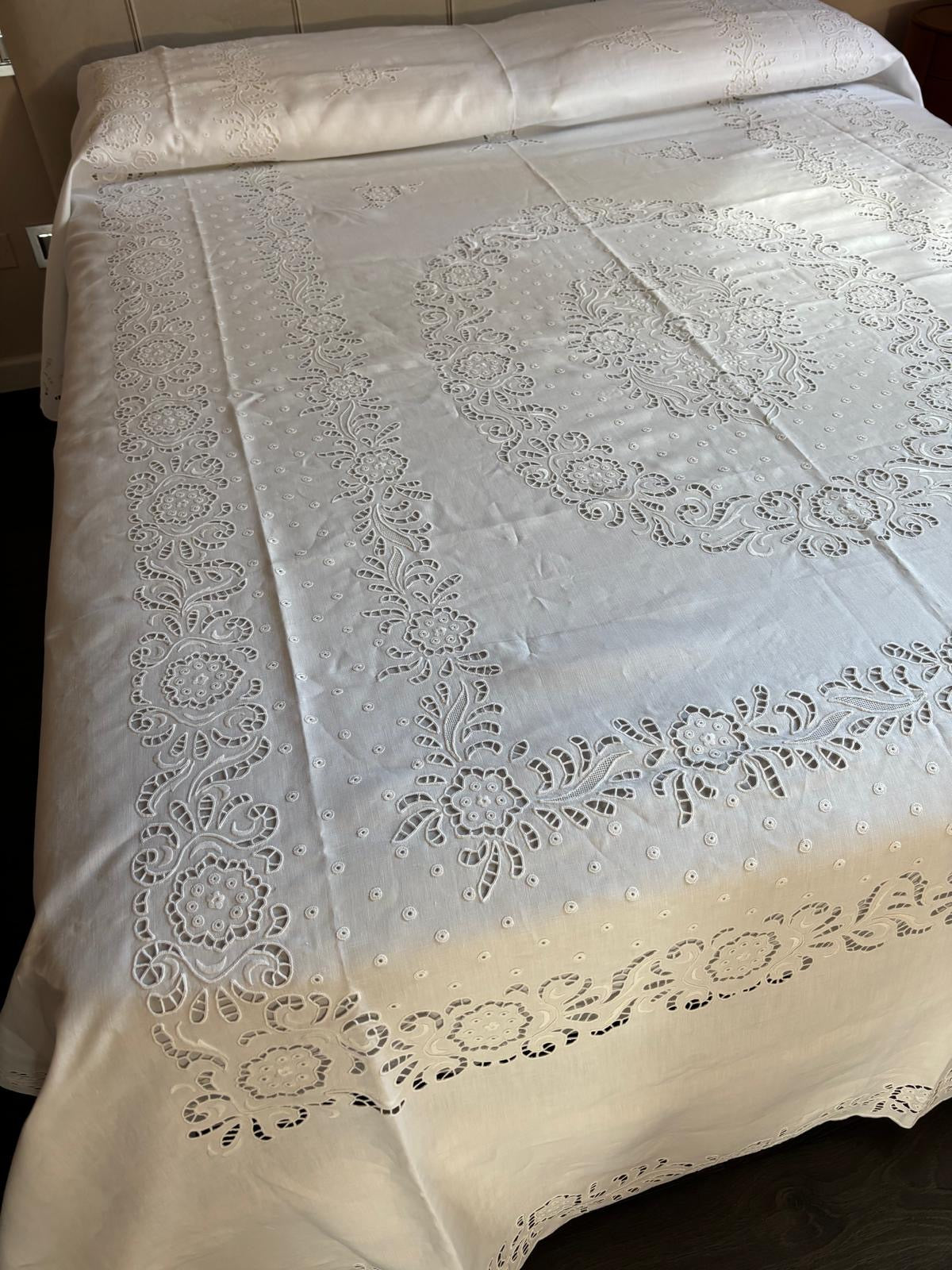 COPRILETTO PURO LINO BIANCO RICAMO A MANO INTANTO CM 235x270