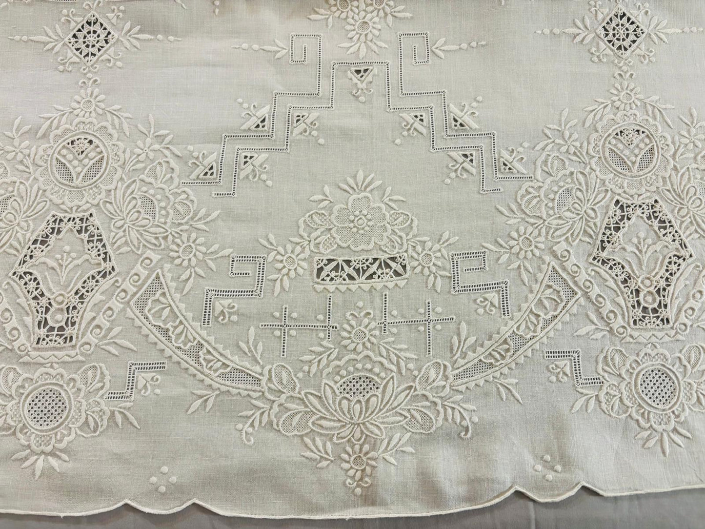 TOVAGLIA RETTANGOLARE PURO LINO BIANCO RICAMO A MANO PUNTO PIENO E INTAGLIO CM 165x257
( BR)