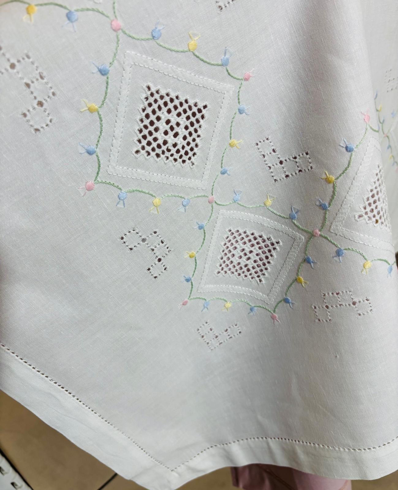 TOVAGLIA RETTANGOLARE MISTO LINO E COTONE BIANCO RICAMO A MANO PUNTO ERBA CM 160x260. (VS27)
