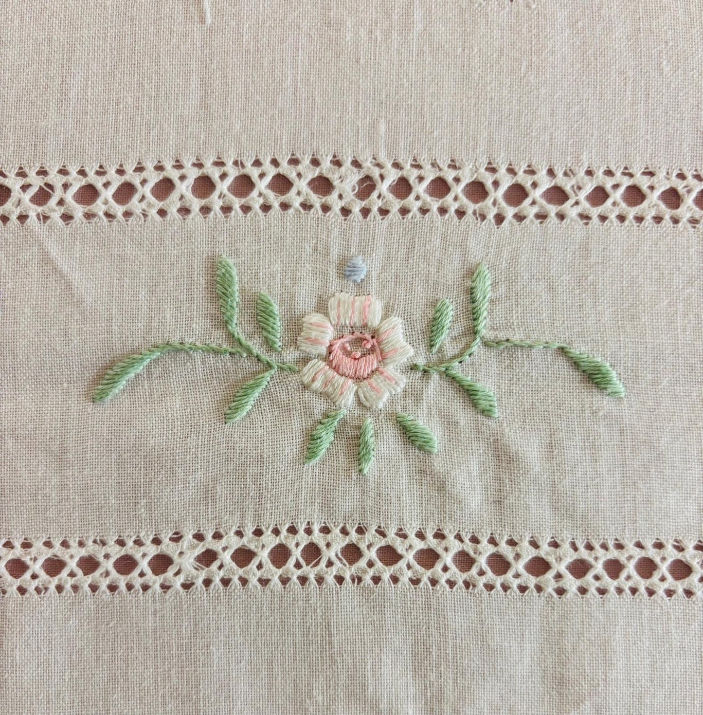 TOVAGLIA RETTANGOLARE MISTO LINO E COTONE BIANCO RICAMO A MANO PUNTO PIENO CM 170x270 (S27)
