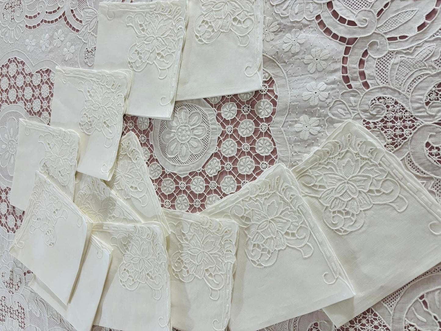 TOVAGLIA RETTANGOLARE PURO LINO BIANCO RICAMO A MANO PUNTO PIENO E INTAGLIO CM 167x265 (G.P)