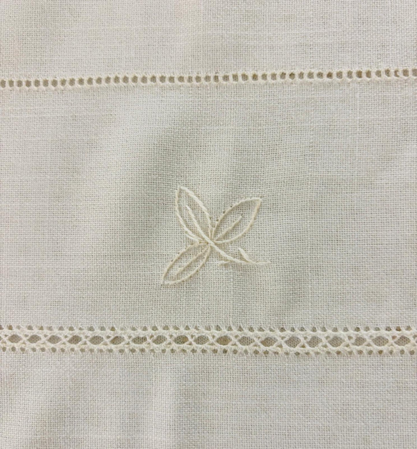 TOVAGLIA RETTANGOLARE MISTO LINO E POLIESTERE AVORIO RICAMO A MANO PUNTO PIENO CM 170x270 (D)