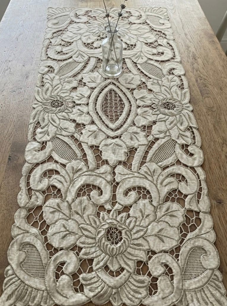 CENTRO ARREDO PURO LINO ECRU’ RICAMO INTAGLIO CM 36x70 ( regale )