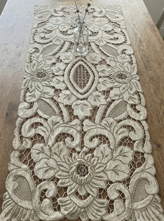CENTRO ARREDO PURO LINO ECRU’ RICAMO INTAGLIO CM 36x70 ( regale )