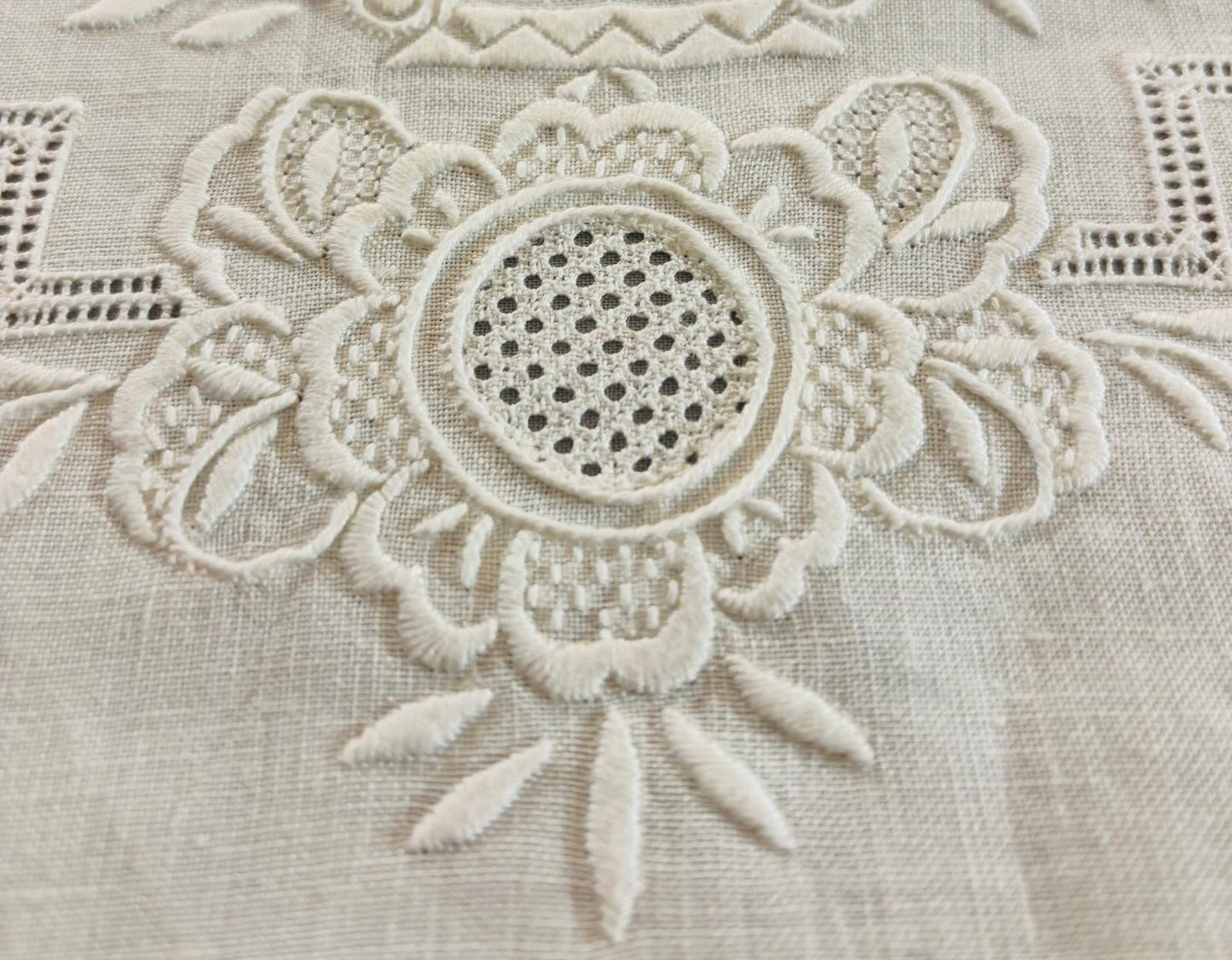 TOVAGLIA RETTANGOLARE PURO LINO BIANCO RICAMO A MANO PUNTO PIENO E INTAGLIO CM 165x257
( BR)