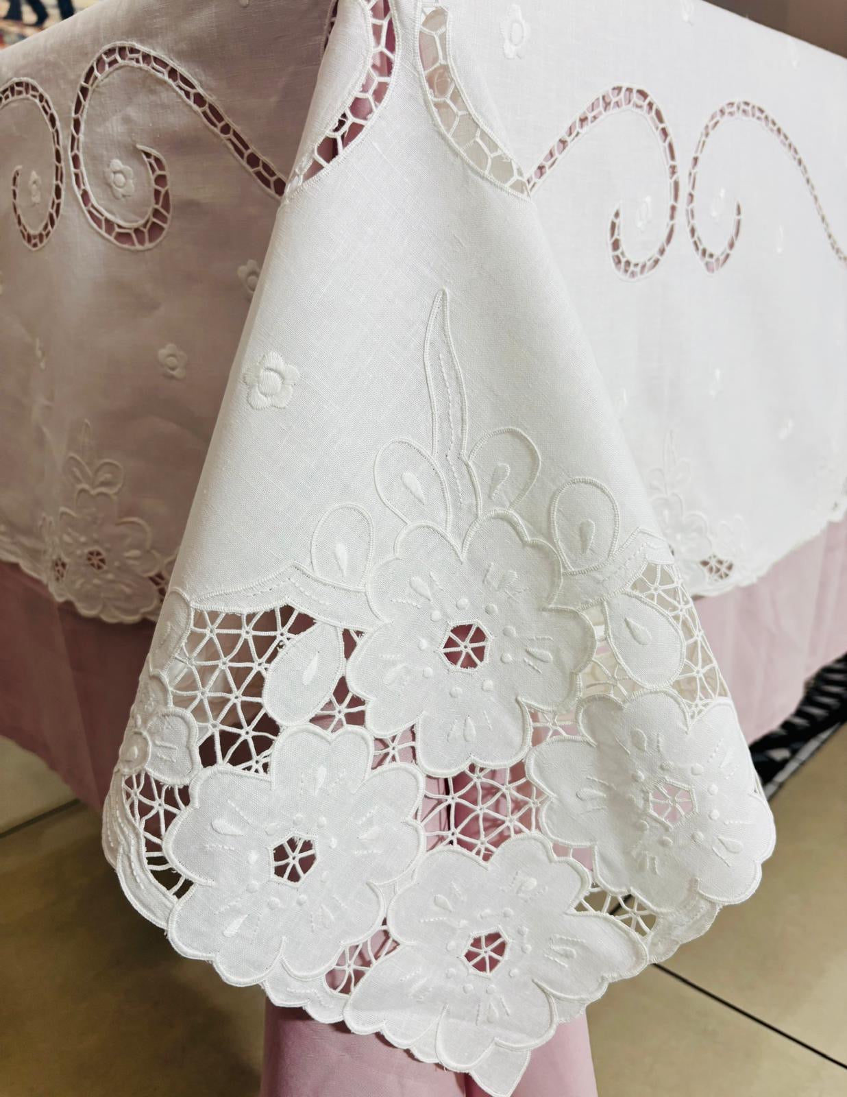 TOVAGLIA RETTANGOLARE PURO LINO BIANCO RICAMO A MANO PUNTO PIENO E INTAGLIO CM 170x260 (5P)