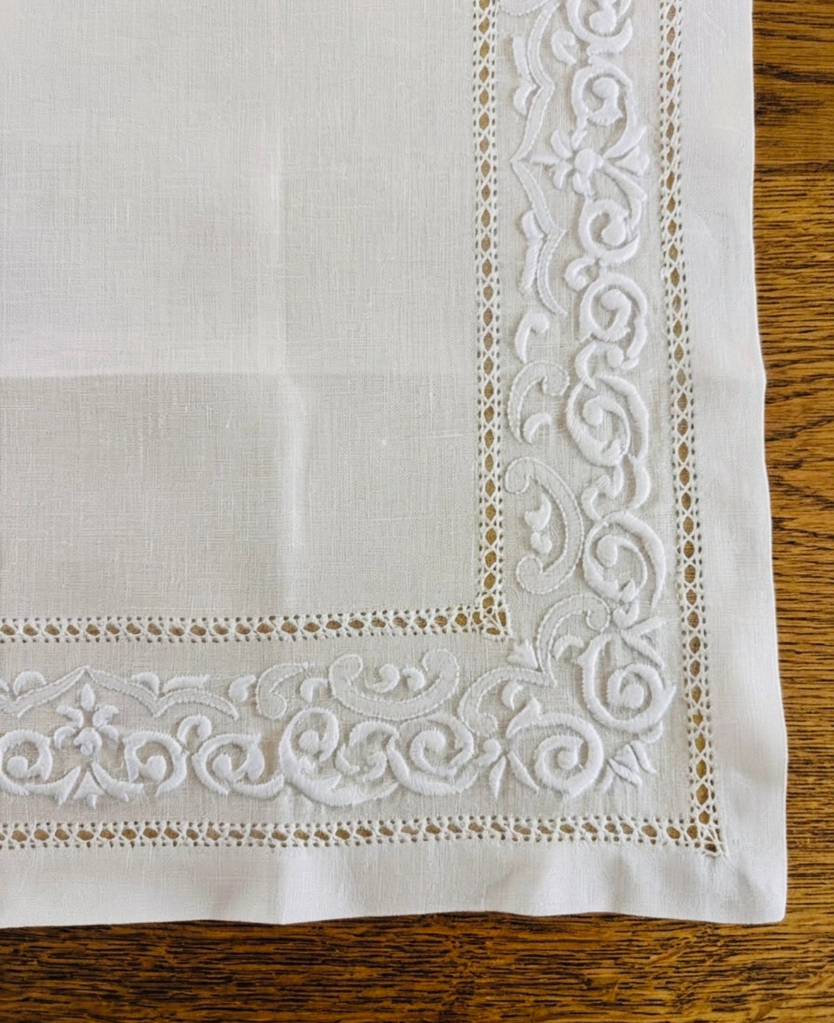 CENTER DECOR PURE WHITE LINEN SATIN STITCH EMBROIDERY 40x90 CM (@.C. white arabesque)