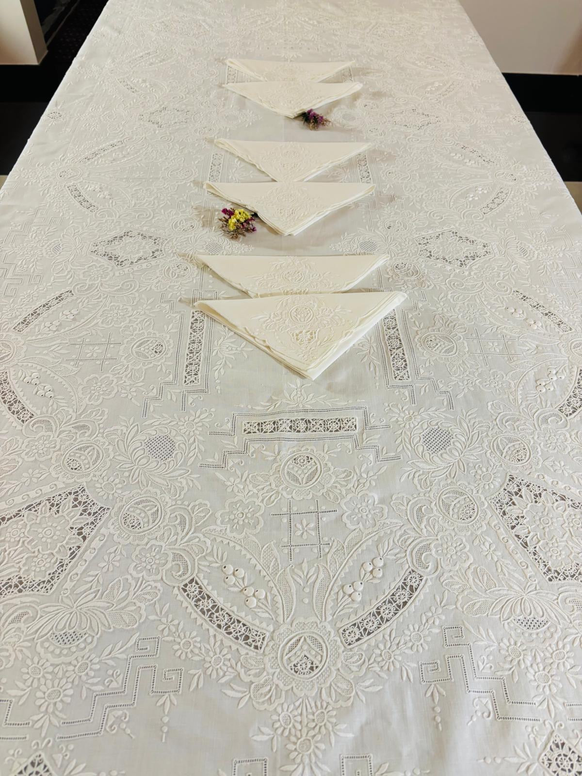TOVAGLIA RETTANGOLARE PURO LINO BIANCO RICAMO A MANO PUNTO PIENO E INTAGLIO CM 165x257
( BR)