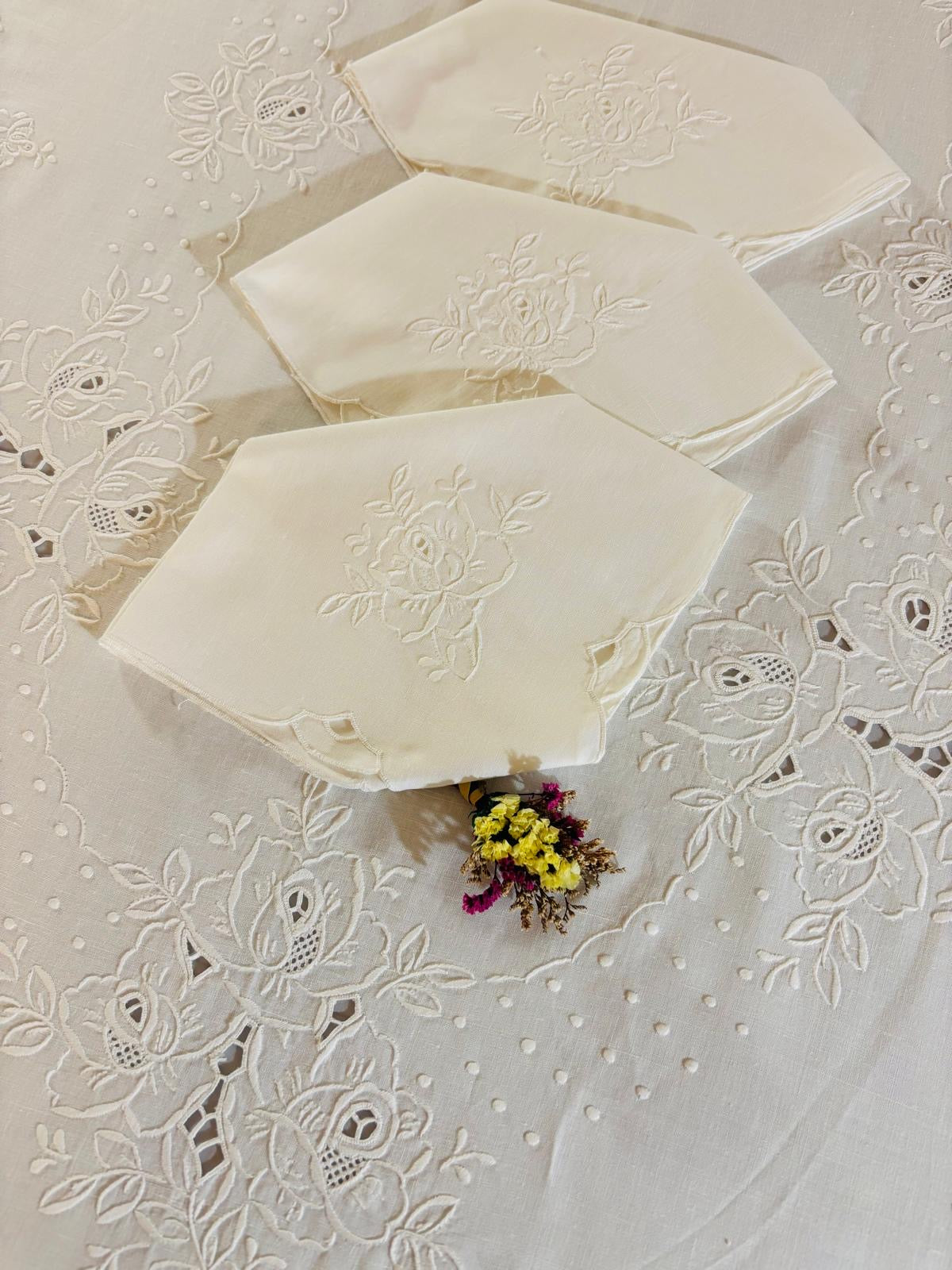 TOVAGLIA RETTANGOLARE PURO LINO BIANCO RICAMO A MANO PUNTO PIENO E INTAGLIO CM 170x265 (RS)