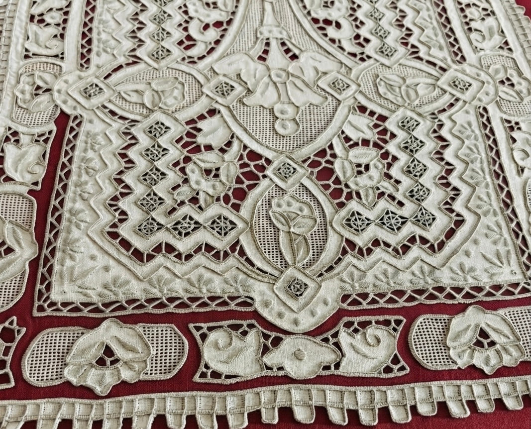 CENTRO ARREDO PURO LINO ECRU’ RICAMO INTAGLIO CM 36x70 ( barrette ).