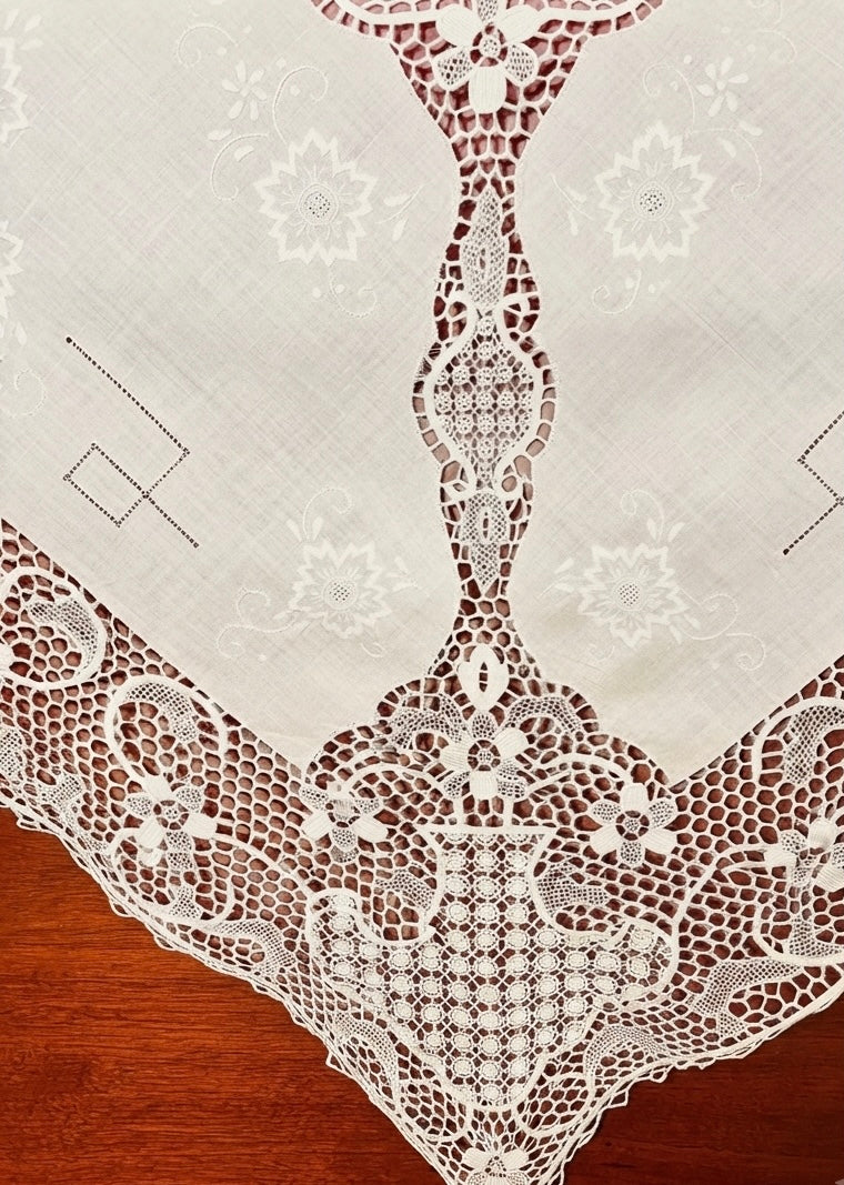 TOVAGLIA QUADRATA PURO LINO BIANCO RICAMO A MANO E PIZZO BURANO CM 170x170  (BQ)