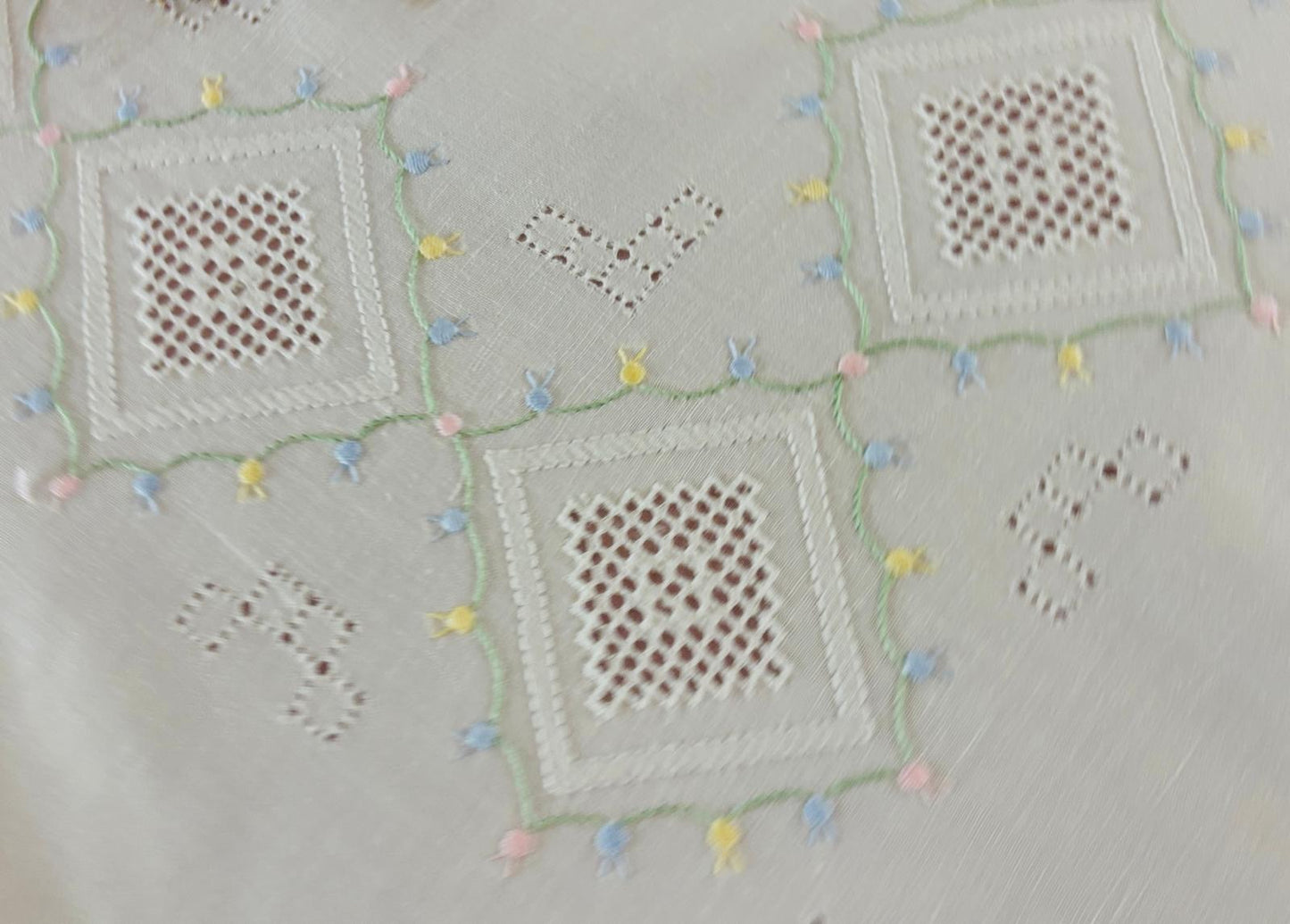 TOVAGLIA RETTANGOLARE MISTO LINO E COTONE BIANCO RICAMO A MANO PUNTO ERBA CM 160x260. (VS27)