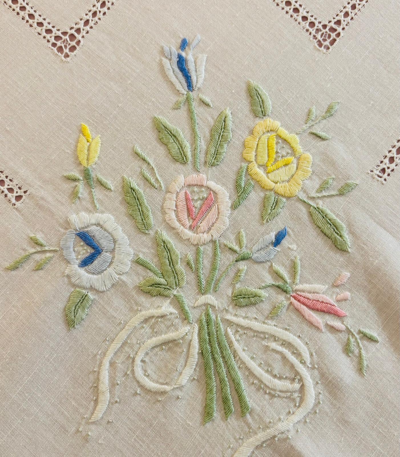 TOVAGLIA ROTONDA MISTO LINO E COTONE BIANCO RICAMO A MANO PUNTO PIENO DIAMETRO CM 175 (FG)