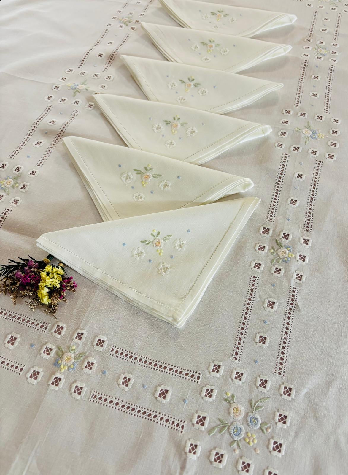 TOVAGLIA RETTANGOLARE MISTO LINO E COTONE BIANCO RICAMO A MANO PUNTO PIENO CM 135x270  (S135)