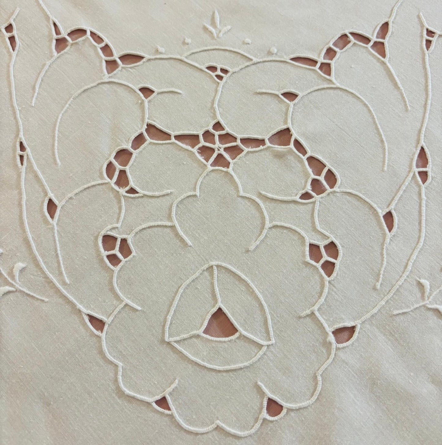 TOVAGLIA ROTONDA PURO COTONE BIANCO RICAMO A MANO INTAGLIO E PUNTO PIENO DIAMETRO CM 170 (F.V)