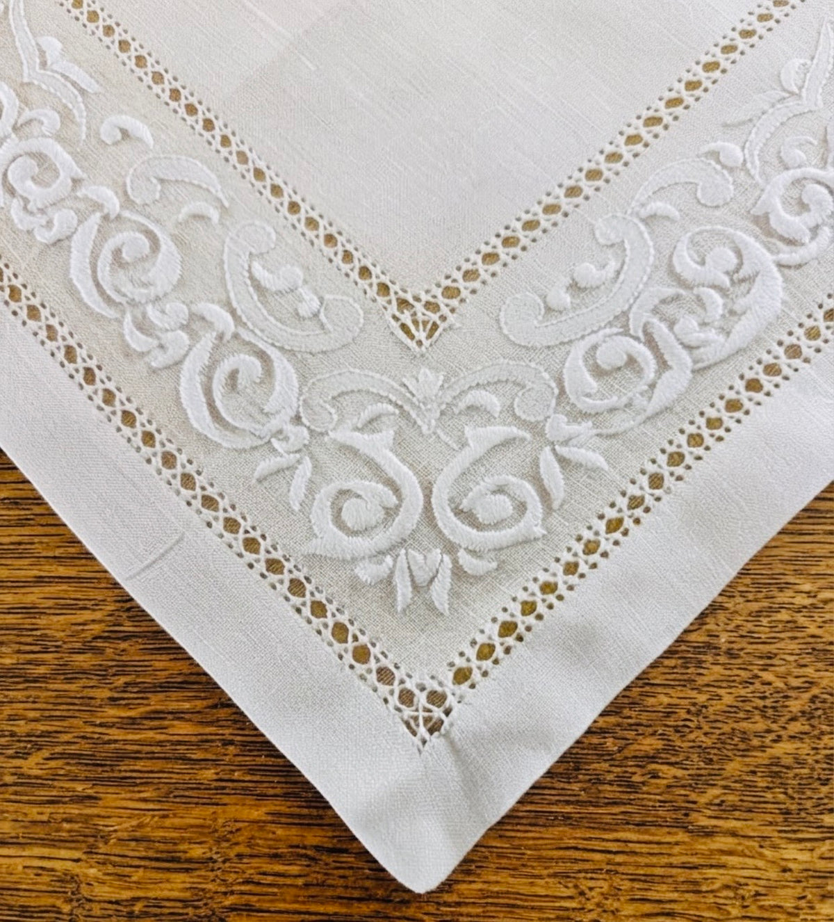 CENTER DECOR PURE WHITE LINEN SATIN STITCH EMBROIDERY 40x90 CM (@.C. white arabesque)