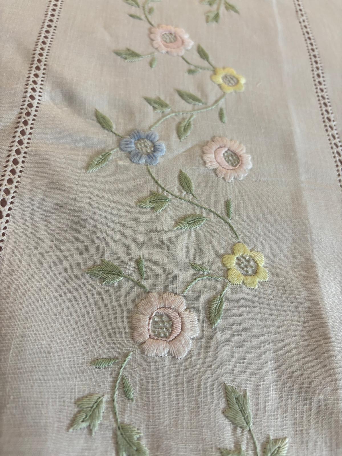 TOVAGLIA ROTONDA MISTO LINO E COTONE BIANCO RICAMO A MANO PUNTO PIENO DIAMETRO CM 175 (FM)