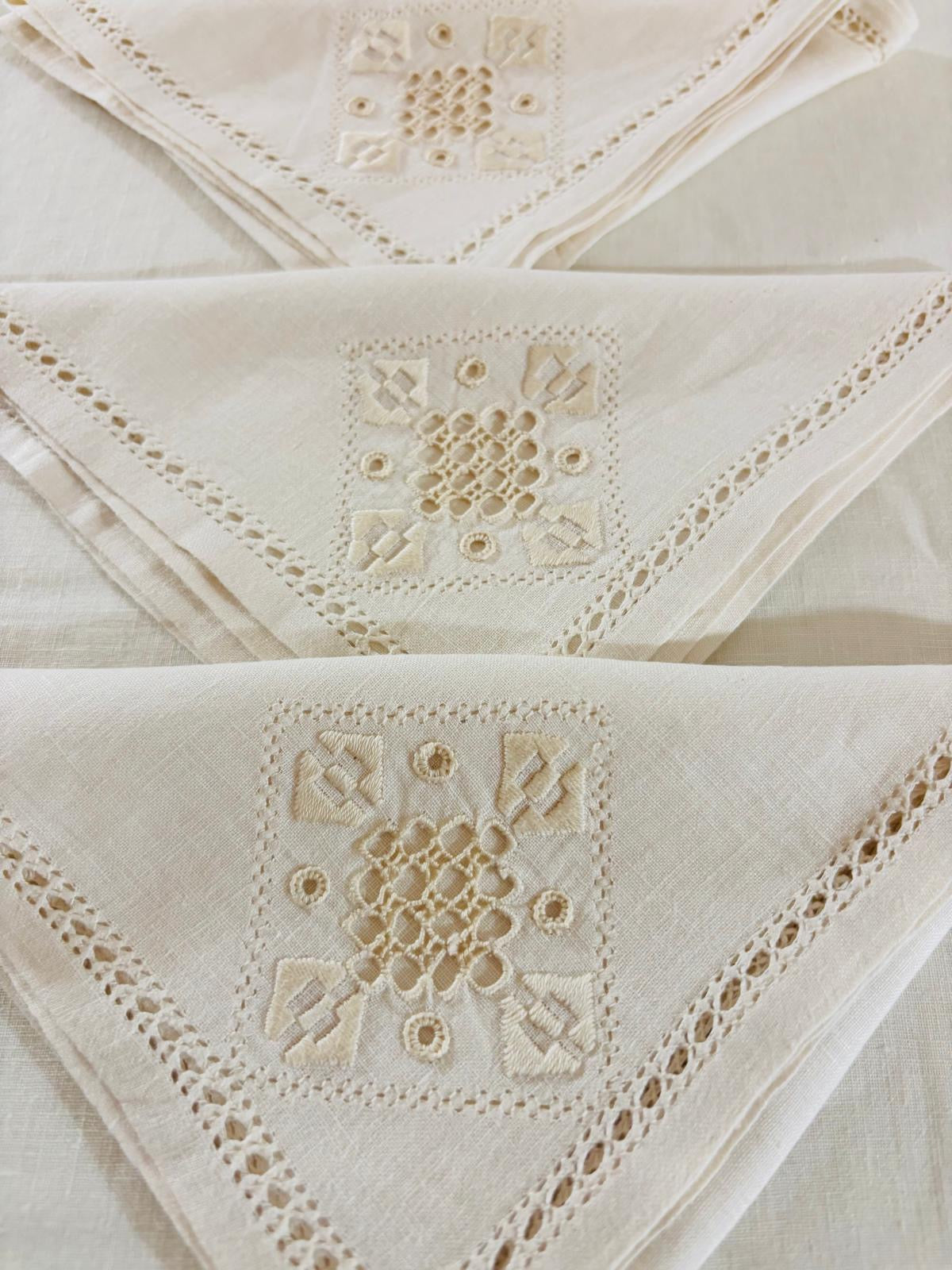 TOVAGLIA RETTANGOLARE PURO LINO ECRU ‘ RICAMO A MANO PUNTO ANTICO CM 170x265