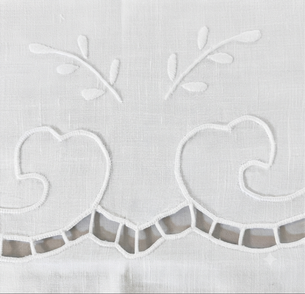 TOVAGLIA RETTANGOLARE MISTO LINO E COTONE BIANCO RICAMO A MANO INTAGLIO CM 165x268 (IL)