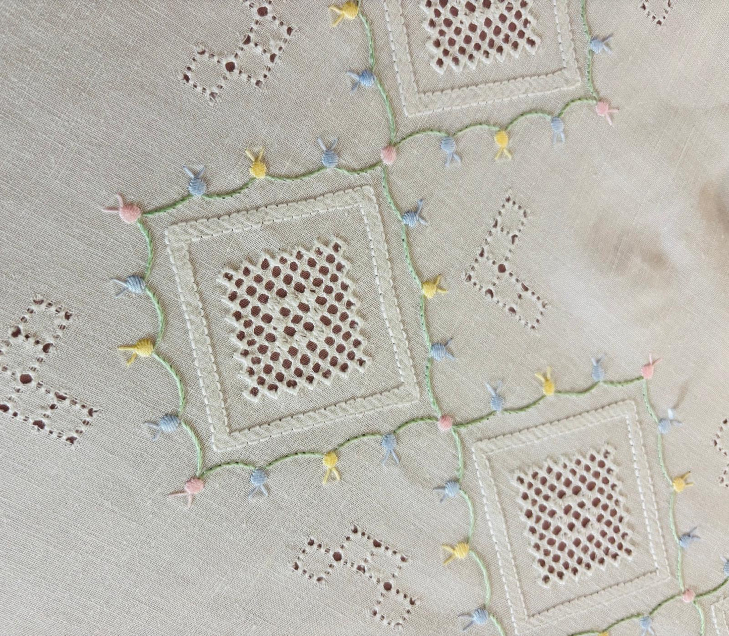 TOVAGLIA RETTANGOLARE MISTO LINO E COTONE BIANCO RICAMO A MANO PUNTO ERBA CM 160x260. (VS27)