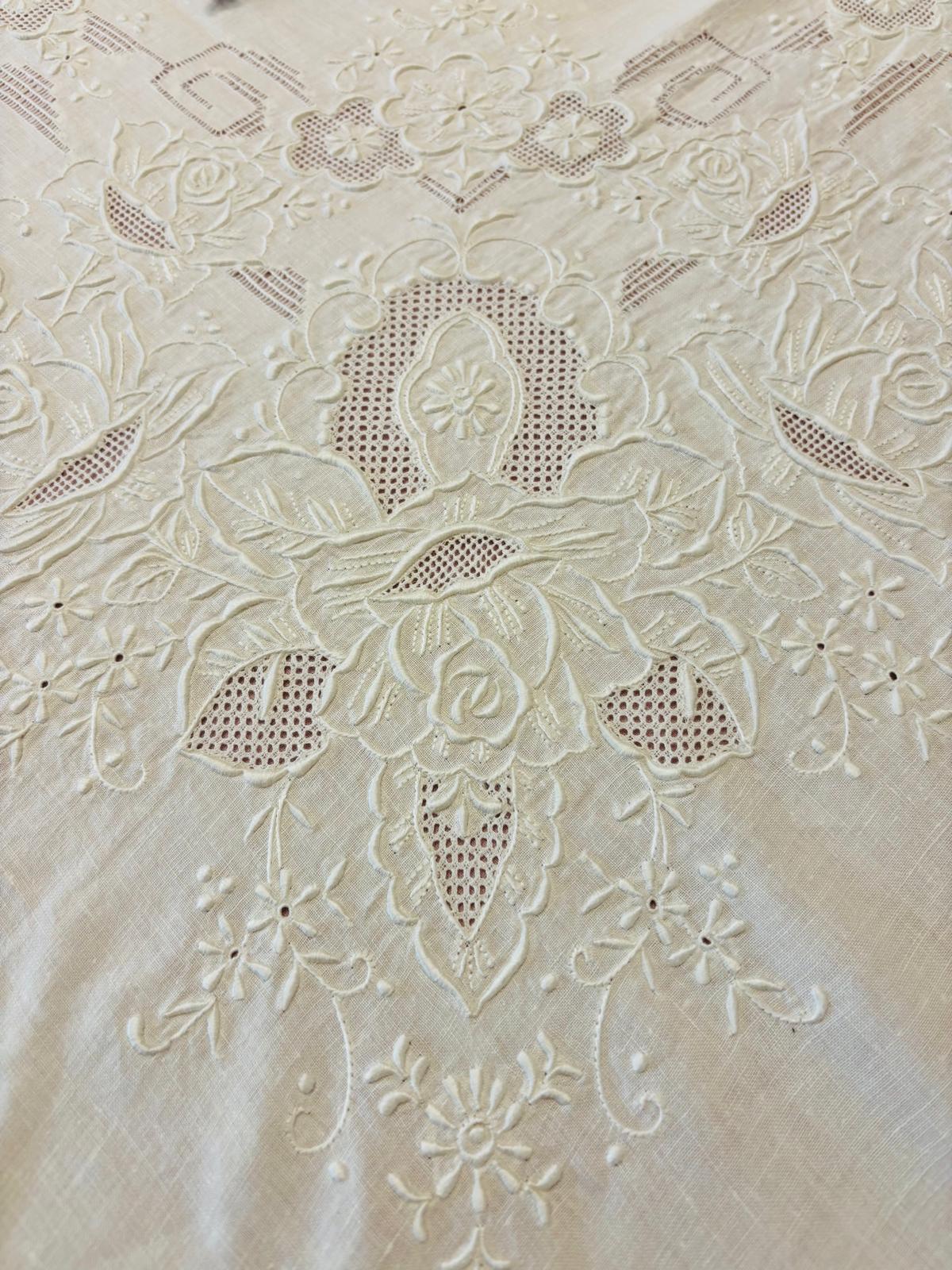 TOVAGLIA RETTANGOLARE PURO LINO BIANCO RICAMO A MANO PUNTO PIENO E SFILATO CM 165x260 (7P)