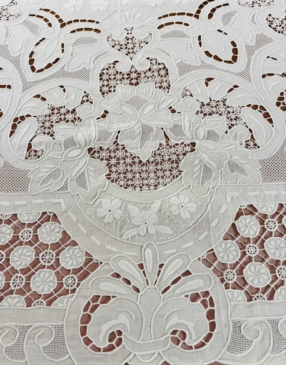 TOVAGLIA RETTANGOLARE PURO LINO BIANCO RICAMO A MANO PUNTO PIENO E INTAGLIO CM 167x265 (@.granpranzo)
