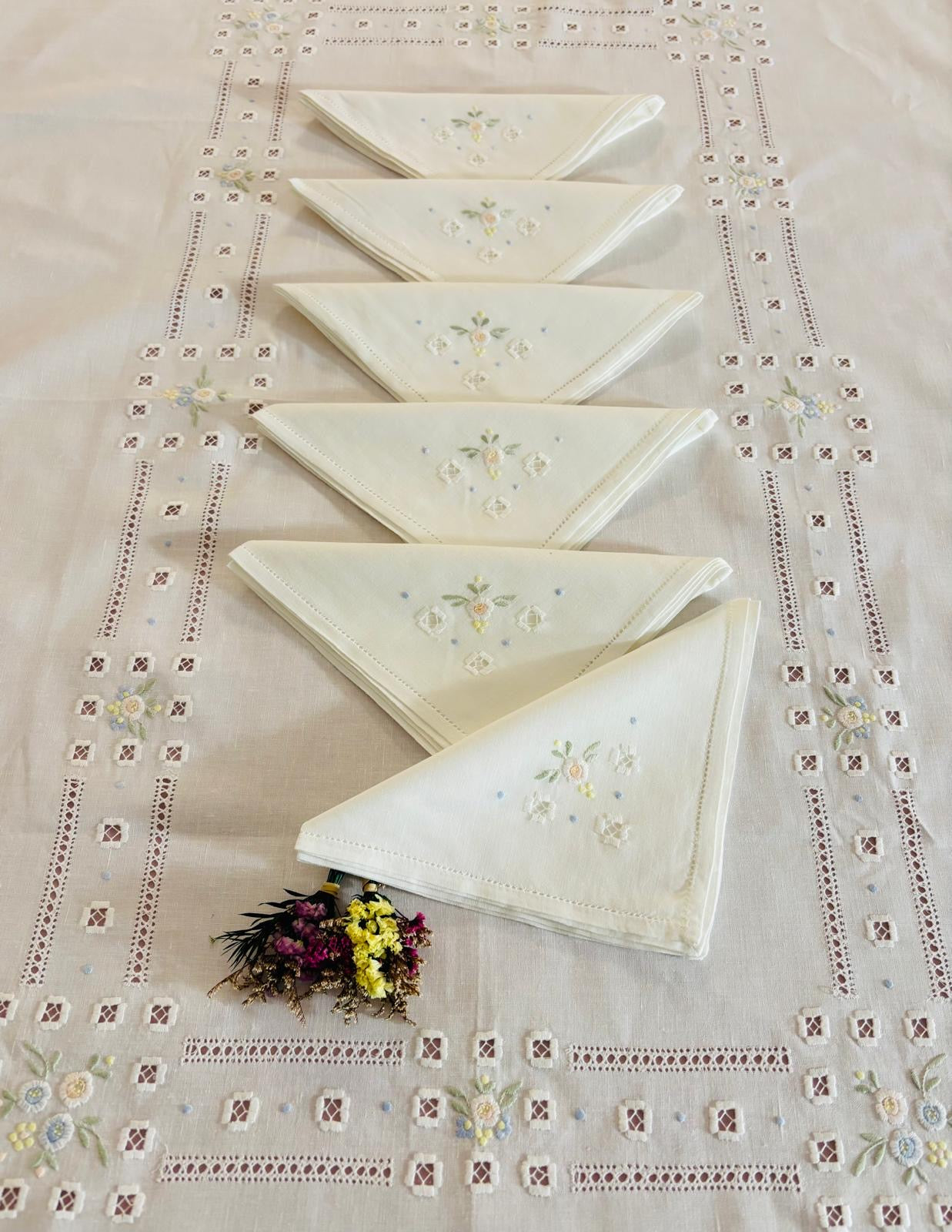 TOVAGLIA RETTANGOLARE MISTO LINO E COTONE BIANCO RICAMO A MANO PUNTO PIENO CM 135x270  (S135)