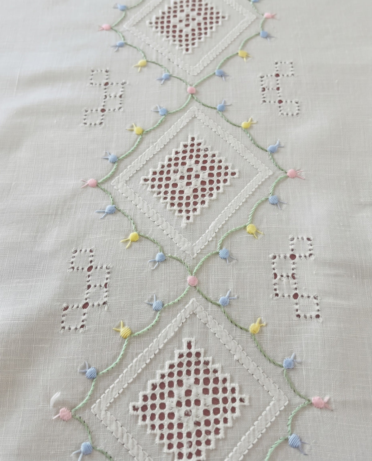 TOVAGLIA RETTANGOLARE MISTO LINO E COTONE BIANCO RICAMO A MANO PUNTO ERBA CM 160x260. (@.VS270)
