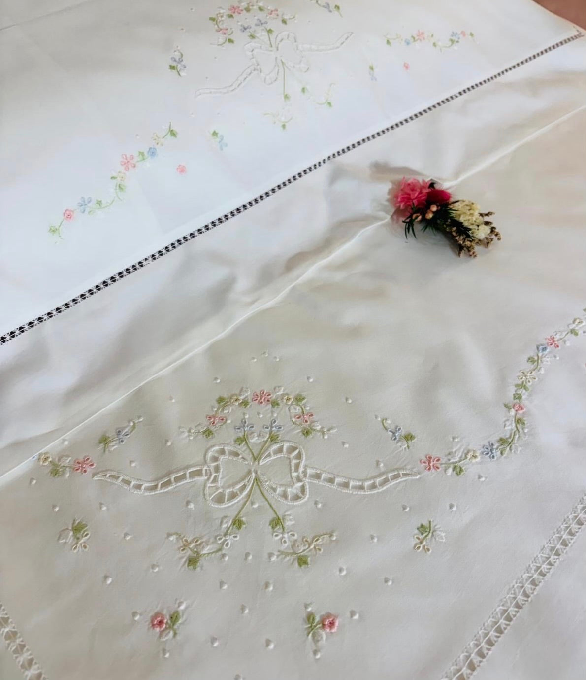 LENZUOLO COTONE PERCALLE RICAMO A MANO PUNTO PIENO E INTAGLIO BIANCO CM 270x290