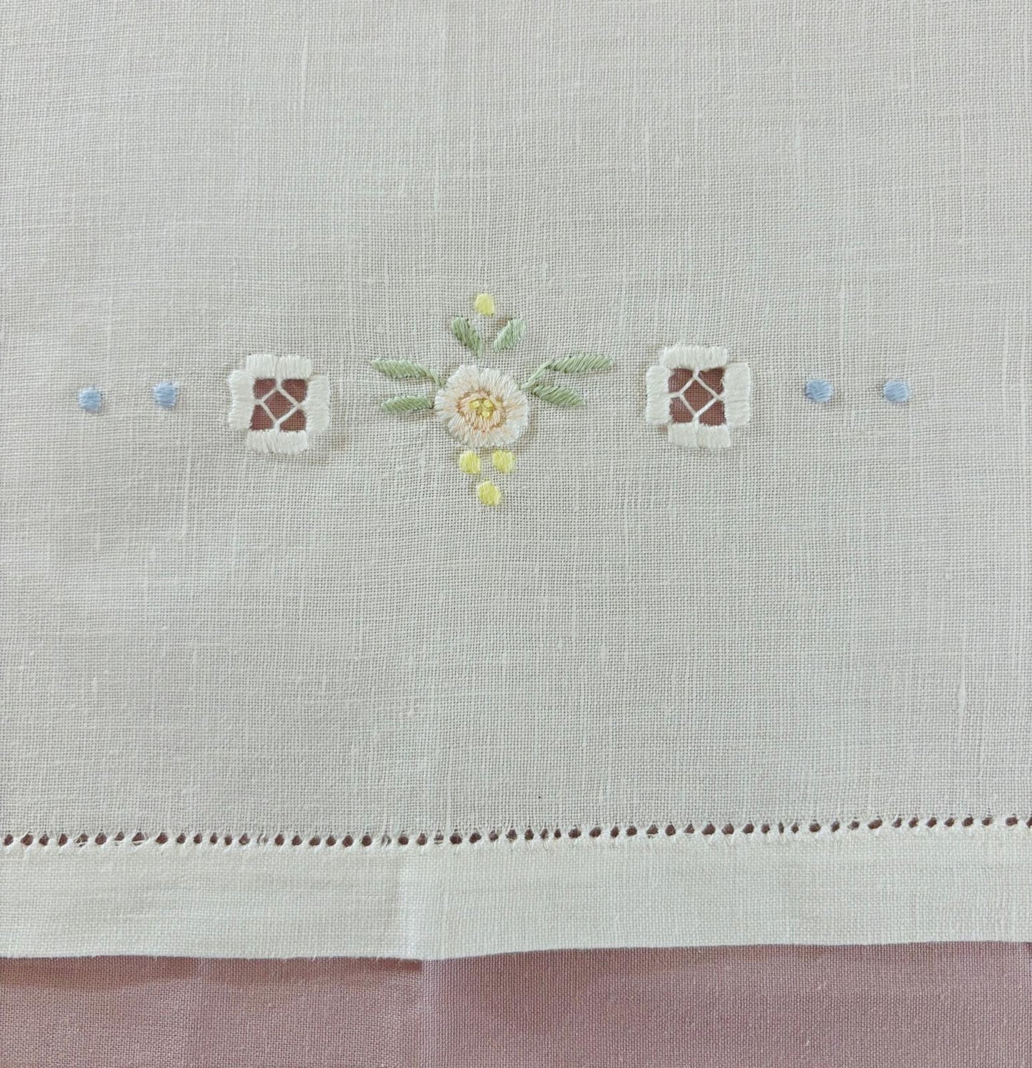 TOVAGLIA RETTANGOLARE MISTO LINO E COTONE BIANCO RICAMO A MANO PUNTO PIENO CM 135x270  (S135)