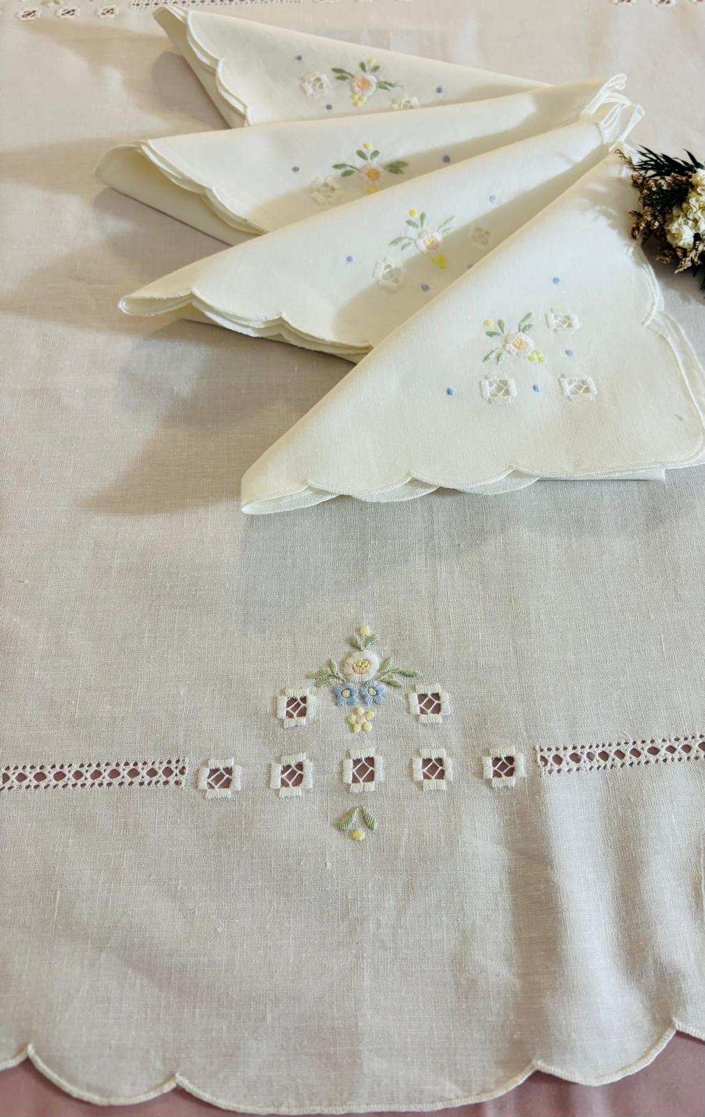 TOVAGLIA ROTONDA MISTO LINO E COTONE BIANCO RICAMO A MANO PUNTO PIENO DIAMETRO CM 175 (FP)