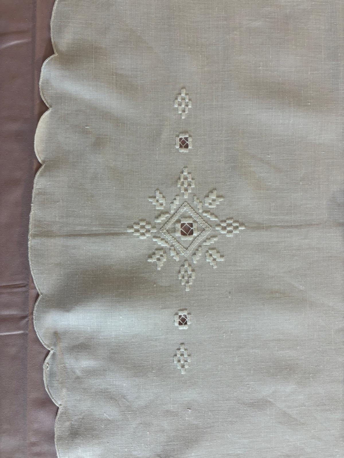 TOVAGLIA ROTONDA MISTO LINO E COTONE BIANCO RICAMO A MANO GEOMETRICO PUNTO PIENO DIAMETRO CM 170