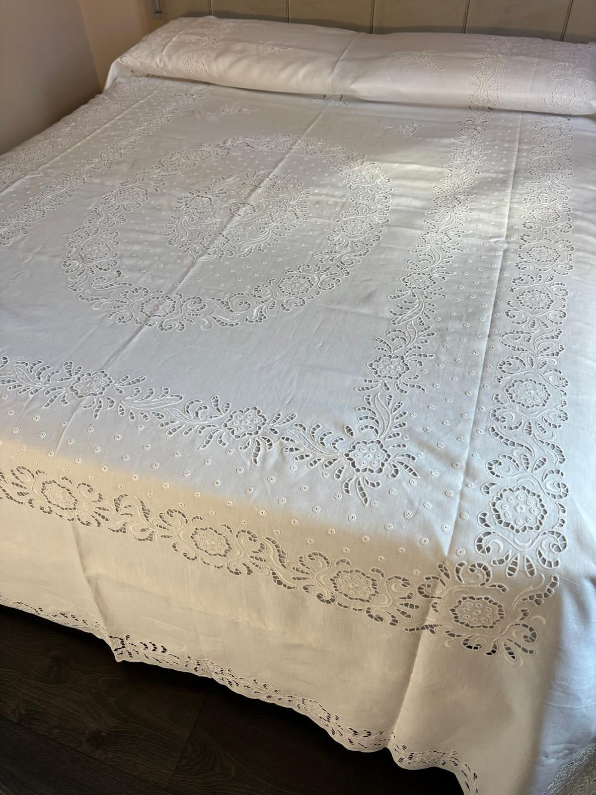 COPRILETTO PURO LINO BIANCO RICAMO A MANO INTANTO CM 235x270