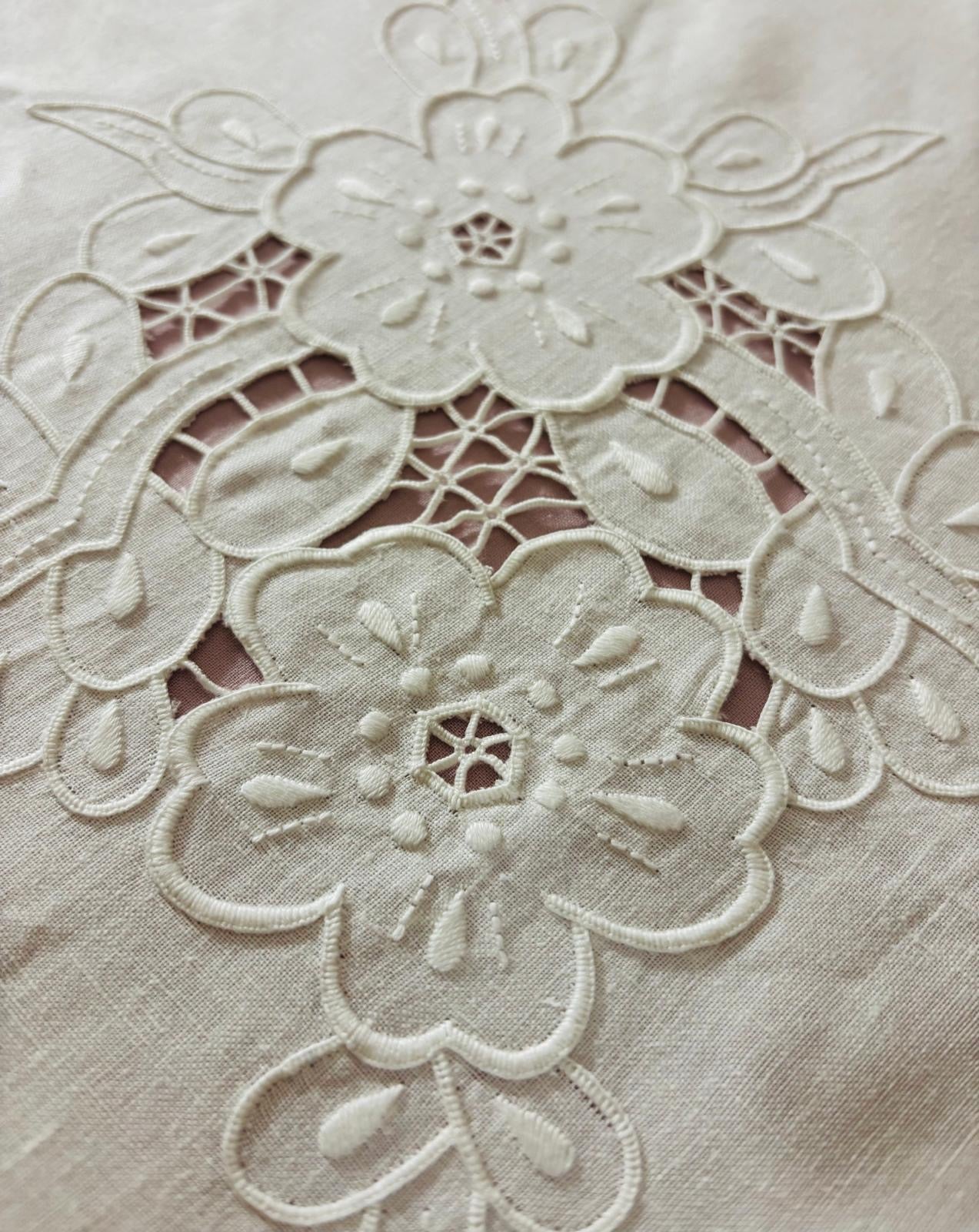TOVAGLIA RETTANGOLARE PURO LINO BIANCO RICAMO A MANO PUNTO PIENO E INTAGLIO CM 170x260 (5P)