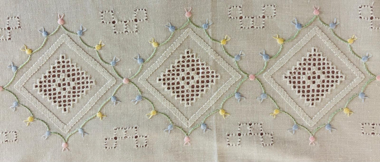 TOVAGLIA RETTANGOLARE MISTO LINO E COTONE BIANCO RICAMO A MANO PUNTO ERBA CM 160x260. (VS27)
