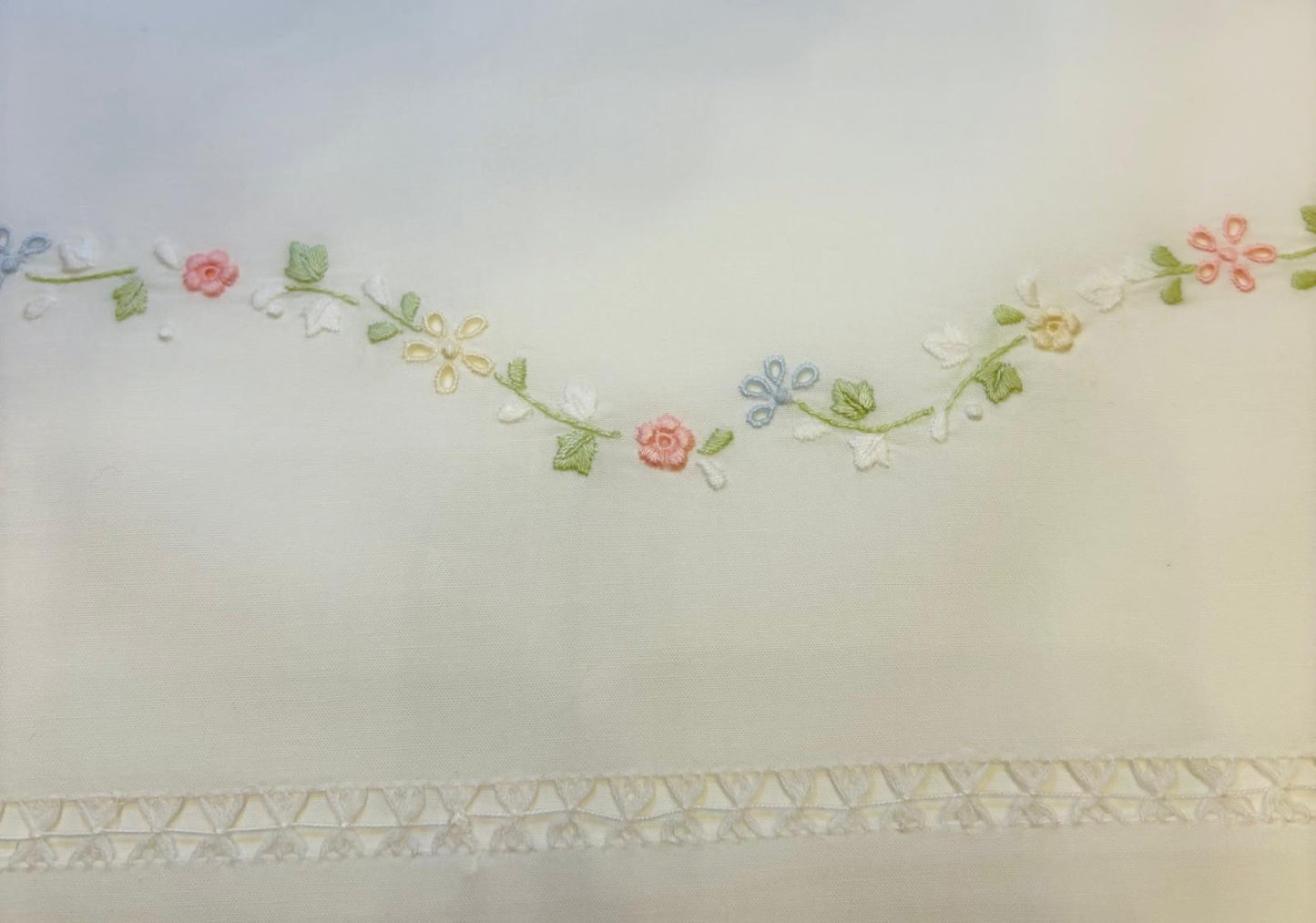 LENZUOLO COTONE PERCALLE RICAMO A MANO PUNTO PIENO E INTAGLIO BIANCO CM 270x290