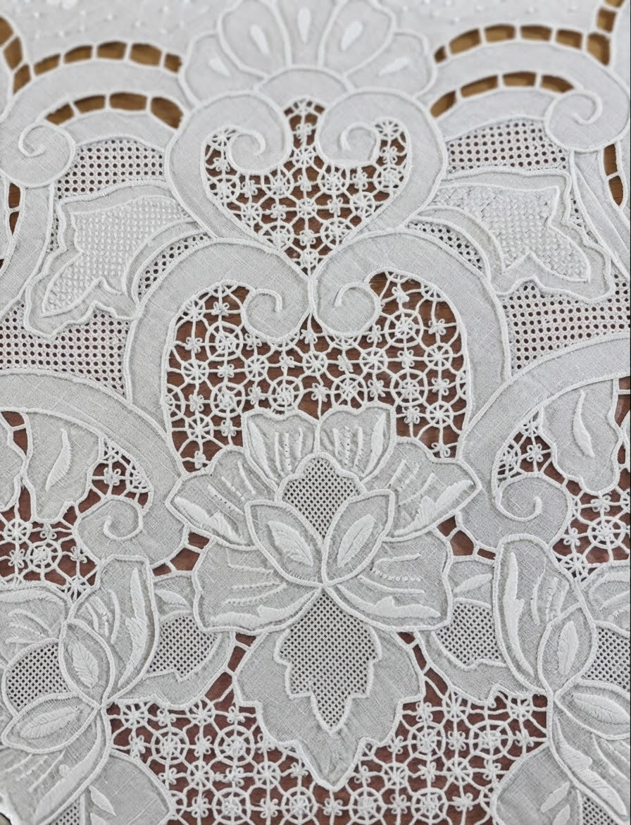 TOVAGLIA RETTANGOLARE PURO LINO BIANCO RICAMO A MANO PUNTO PIENO E INTAGLIO CM 167x265 (@.granpranzo)