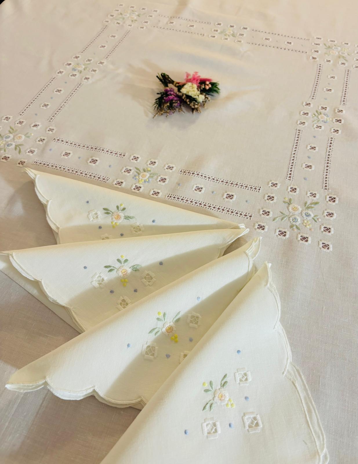 TOVAGLIA ROTONDA MISTO LINO E COTONE BIANCO RICAMO A MANO PUNTO PIENO DIAMETRO CM 175 (FP)