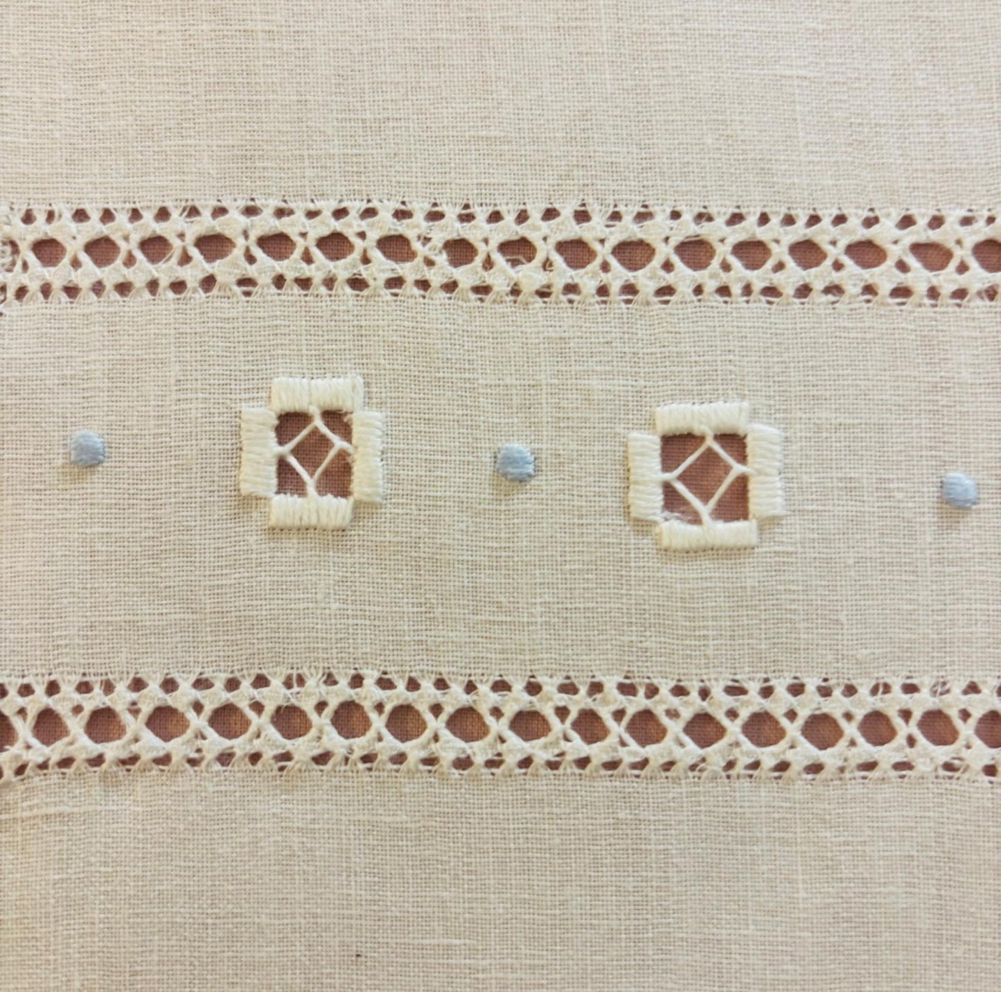 TOVAGLIA ROTONDA MISTO LINO E COTONE BIANCO RICAMO A MANO PUNTO PIENO DIAMETRO CM 175 (FP)