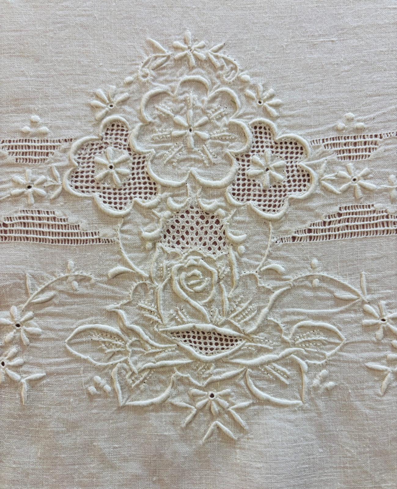 TOVAGLIA RETTANGOLARE PURO LINO BIANCO RICAMO A MANO PUNTO PIENO E SFILATO CM 165x260 (7P)