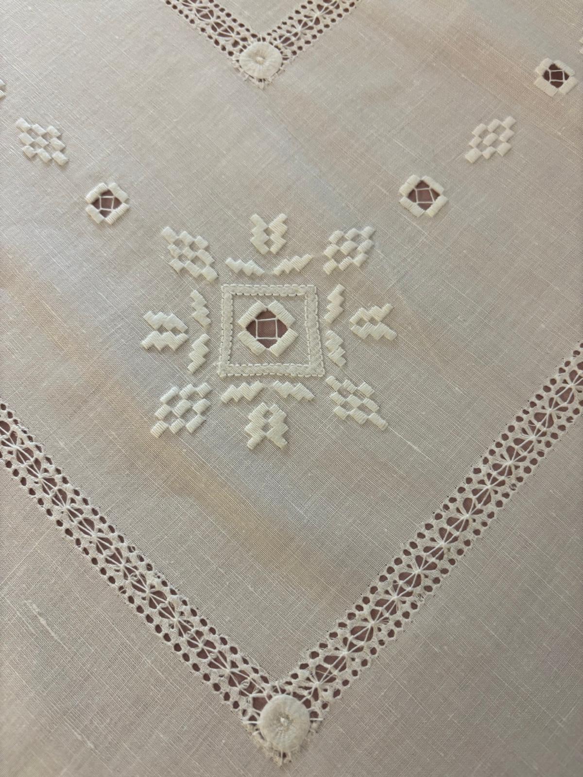 TOVAGLIA ROTONDA MISTO LINO E COTONE BIANCO RICAMO A MANO GEOMETRICO PUNTO PIENO DIAMETRO CM 170