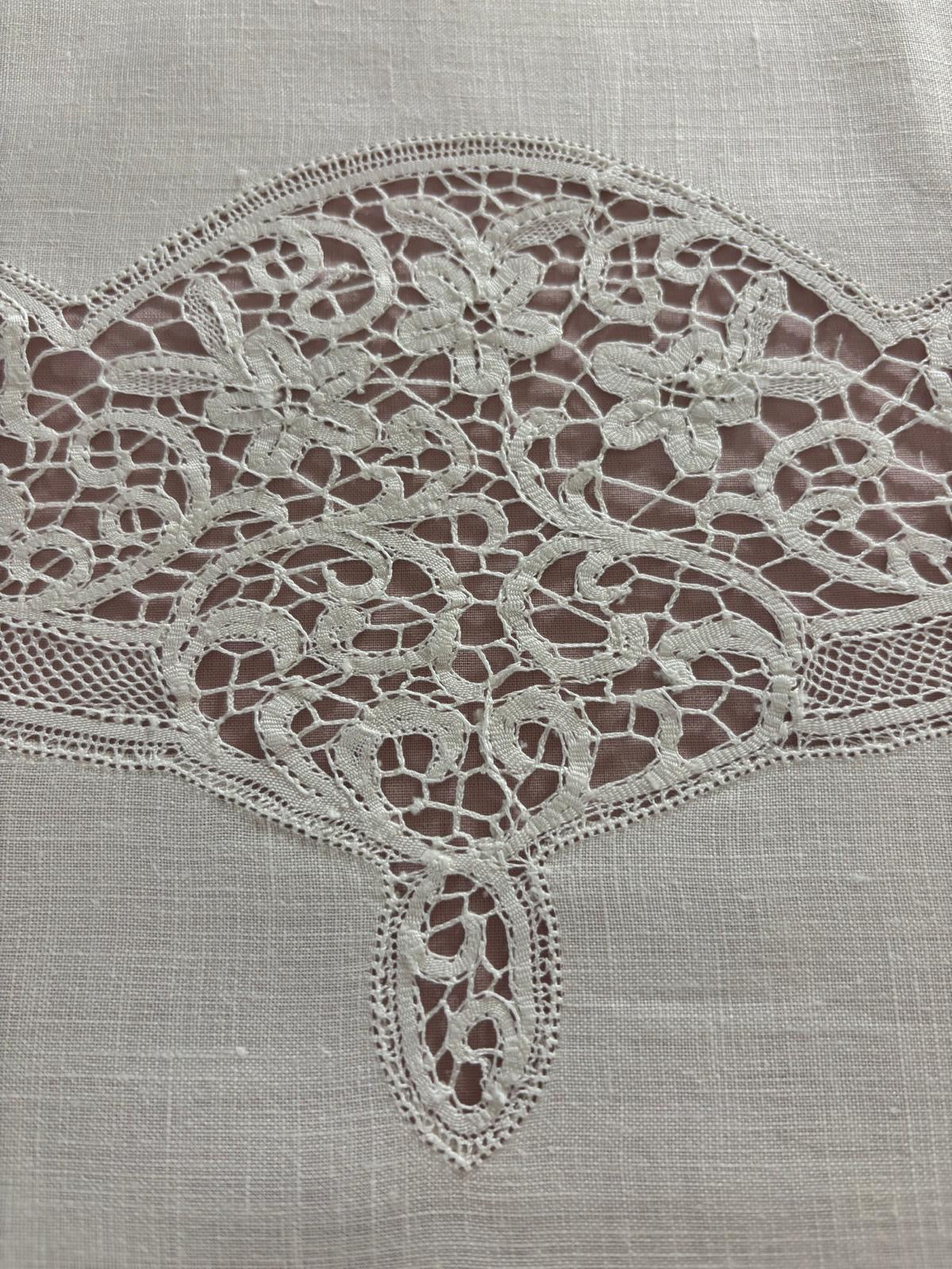 TOVAGLIA QUADRATA PURO LINO BIANCO RICAMO A MANO E PIZZO BURANO CM 170x170  (BQ)