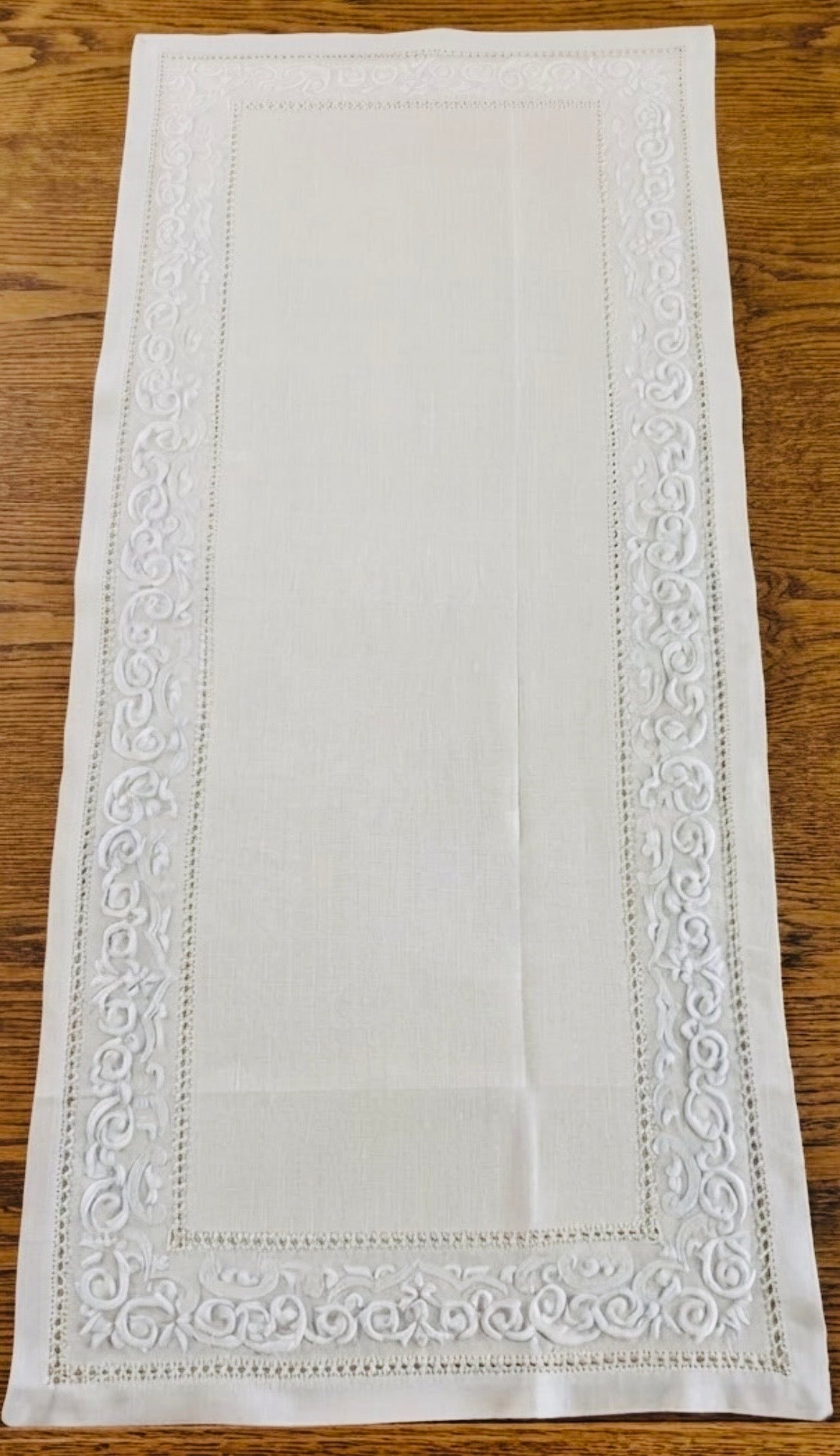 CENTER DECOR PURE WHITE LINEN SATIN STITCH EMBROIDERY 40x90 CM (@.C. white arabesque)