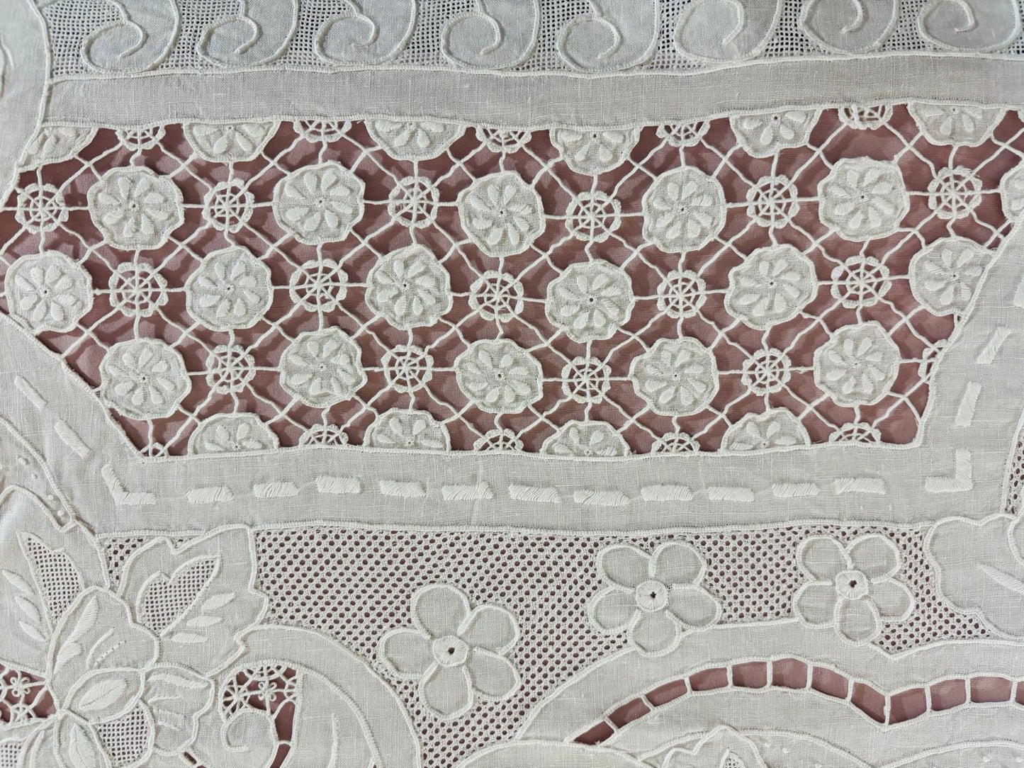 TOVAGLIA RETTANGOLARE PURO LINO BIANCO RICAMO A MANO PUNTO PIENO E INTAGLIO CM 167x265 (G.P)
