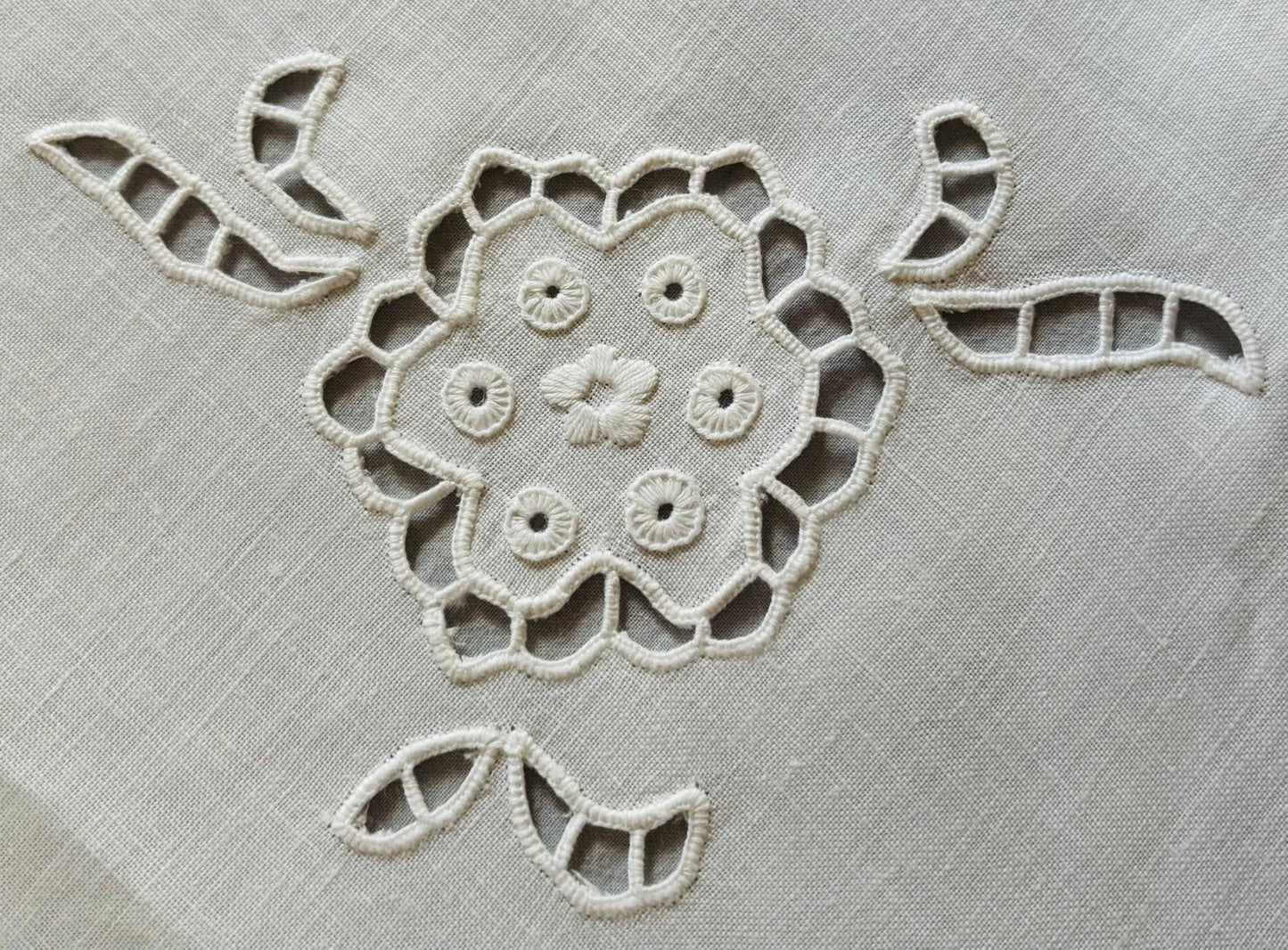 COPRILETTO PURO LINO BIANCO RICAMO A MANO INTANTO CM 235x270