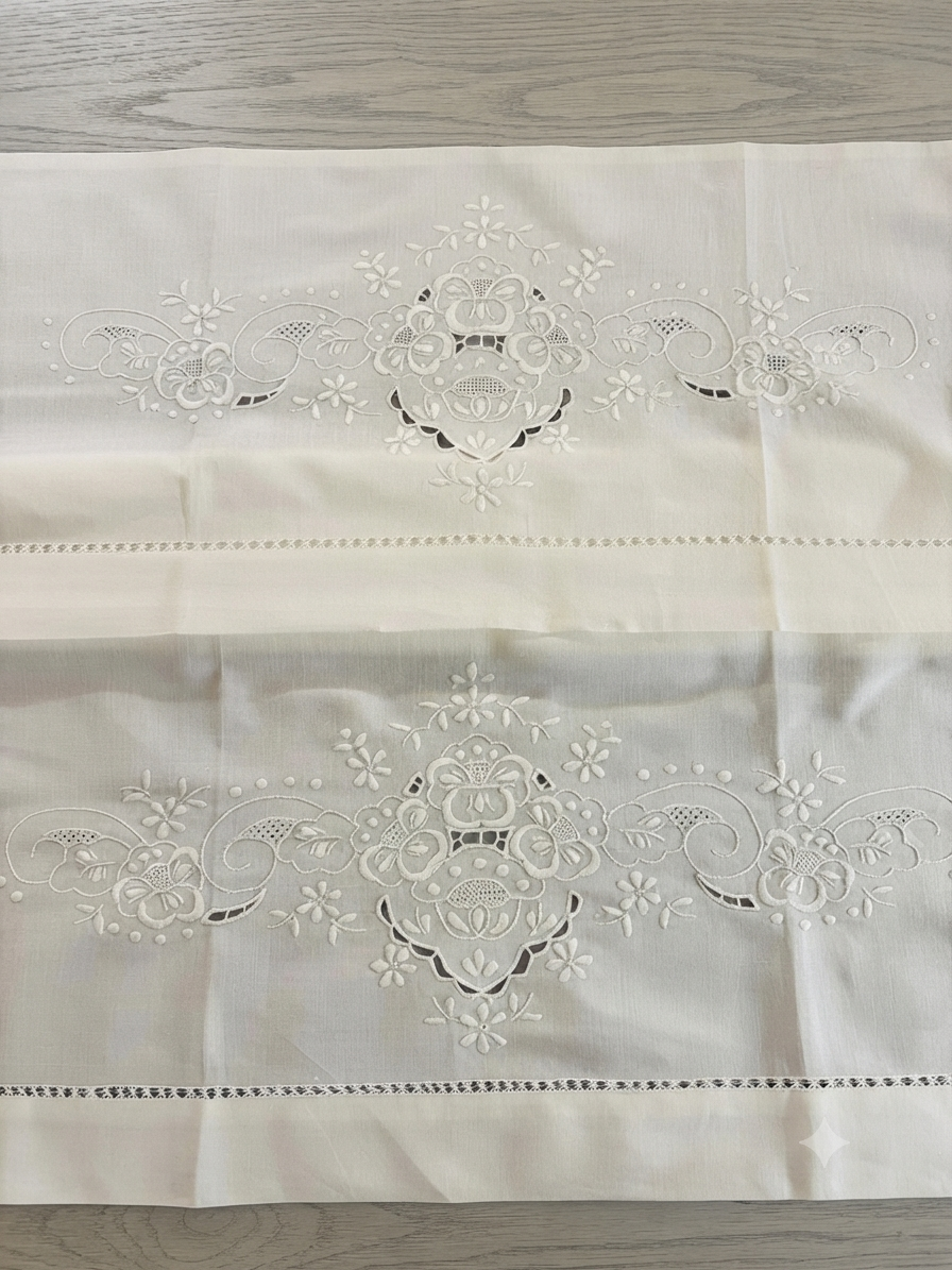 SET 2 ASCIUGAMANI RICAMO A MANO PUNTO PIENO E SFILATO MISTO LINO BIANCO