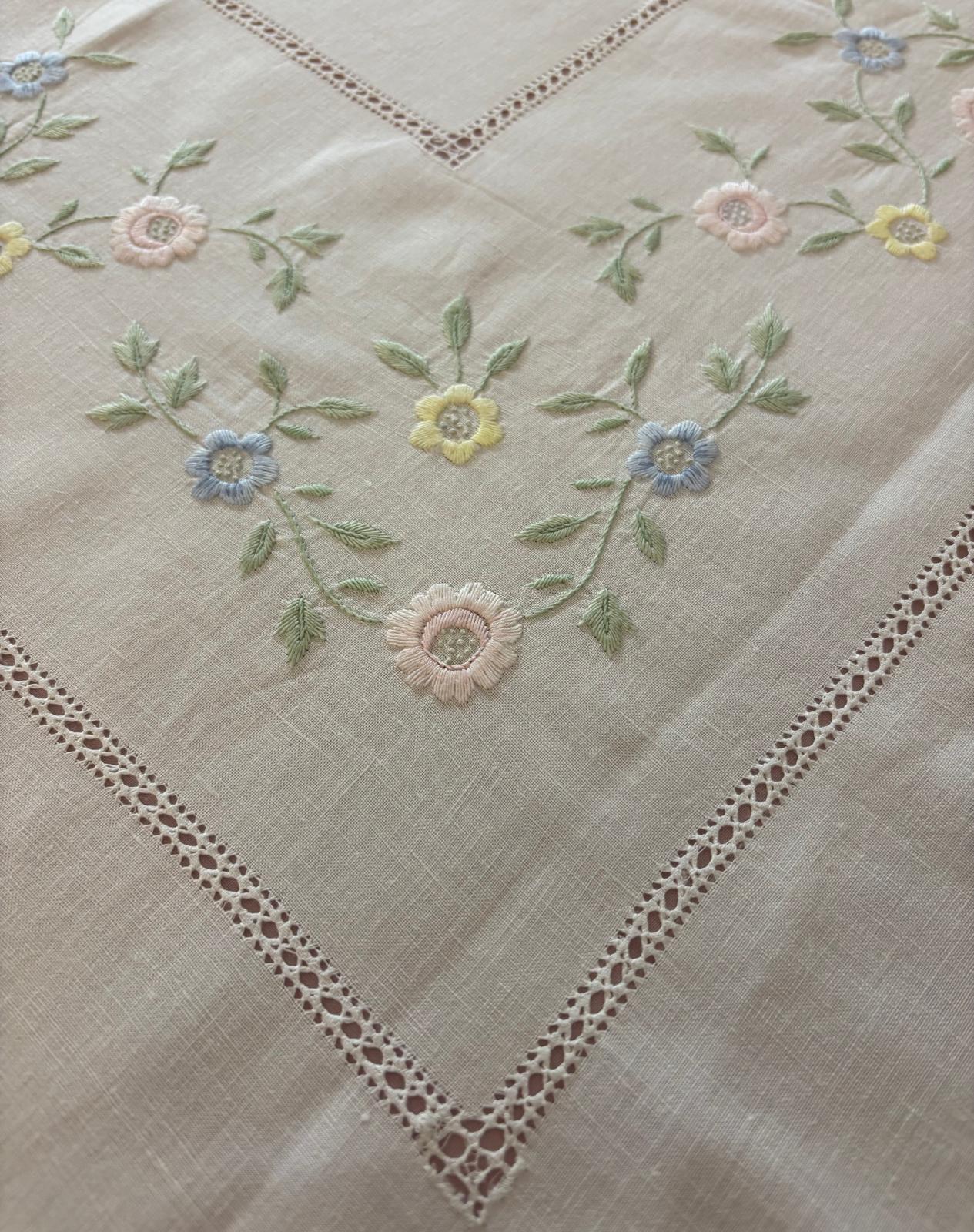 TOVAGLIA ROTONDA MISTO LINO E COTONE BIANCO RICAMO A MANO PUNTO PIENO DIAMETRO CM 175 (FM)