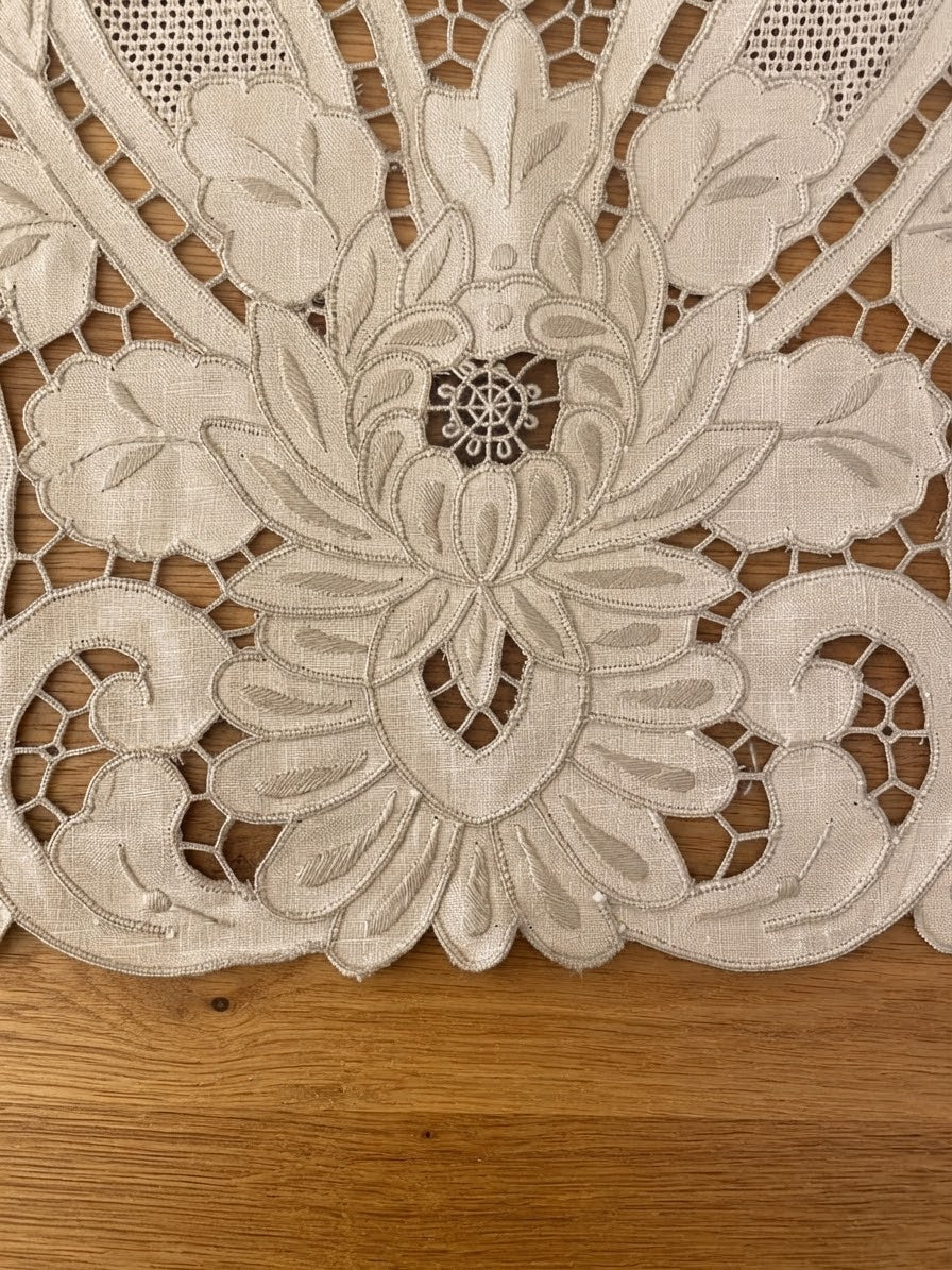 CENTRO ARREDO PURO LINO ECRU’ RICAMO INTAGLIO CM 36x70 ( @.regale)